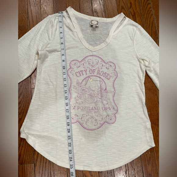 Cream V-Neck Blouse with Pink Graphic - Picture 4 of 9